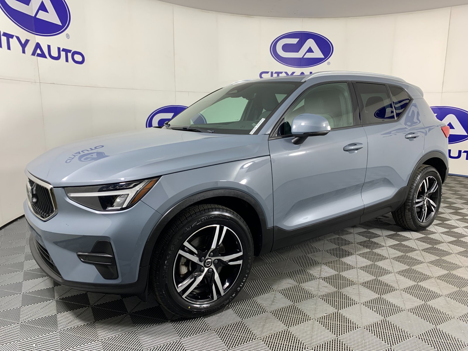 Used 2023 Volvo XC40 B5 SUV