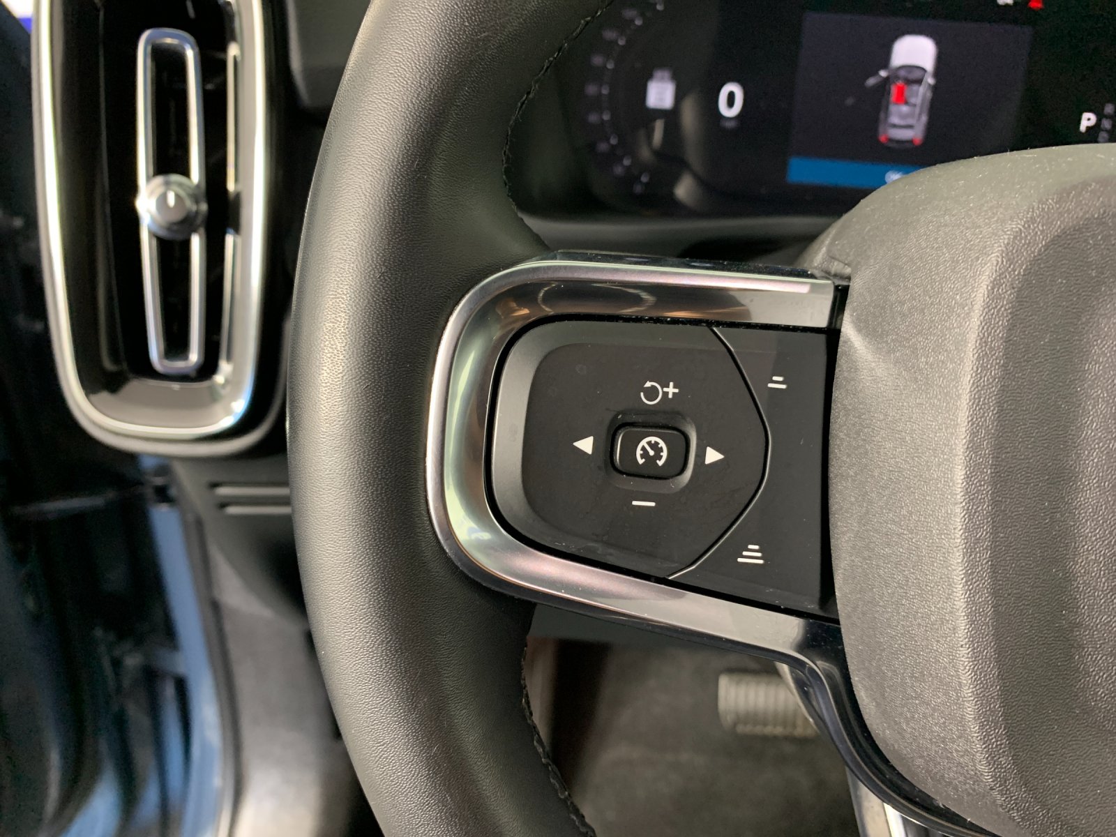Used 2023 Volvo XC40 B5 SUV