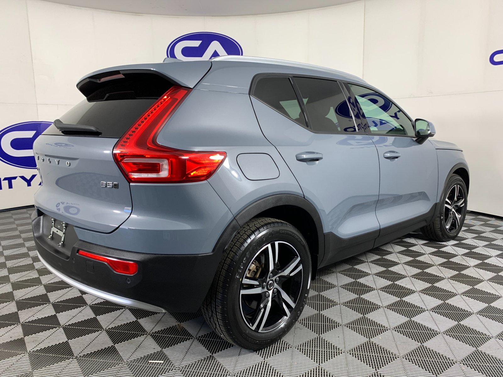Used 2023 Volvo XC40 B5 SUV