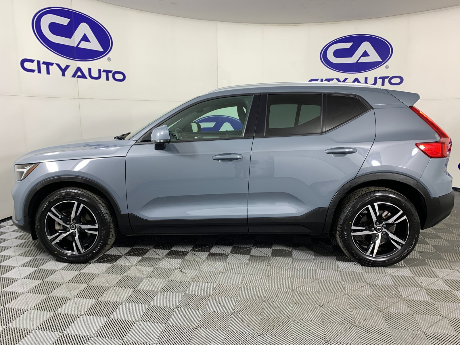 Used 2023 Volvo XC40 B5 SUV