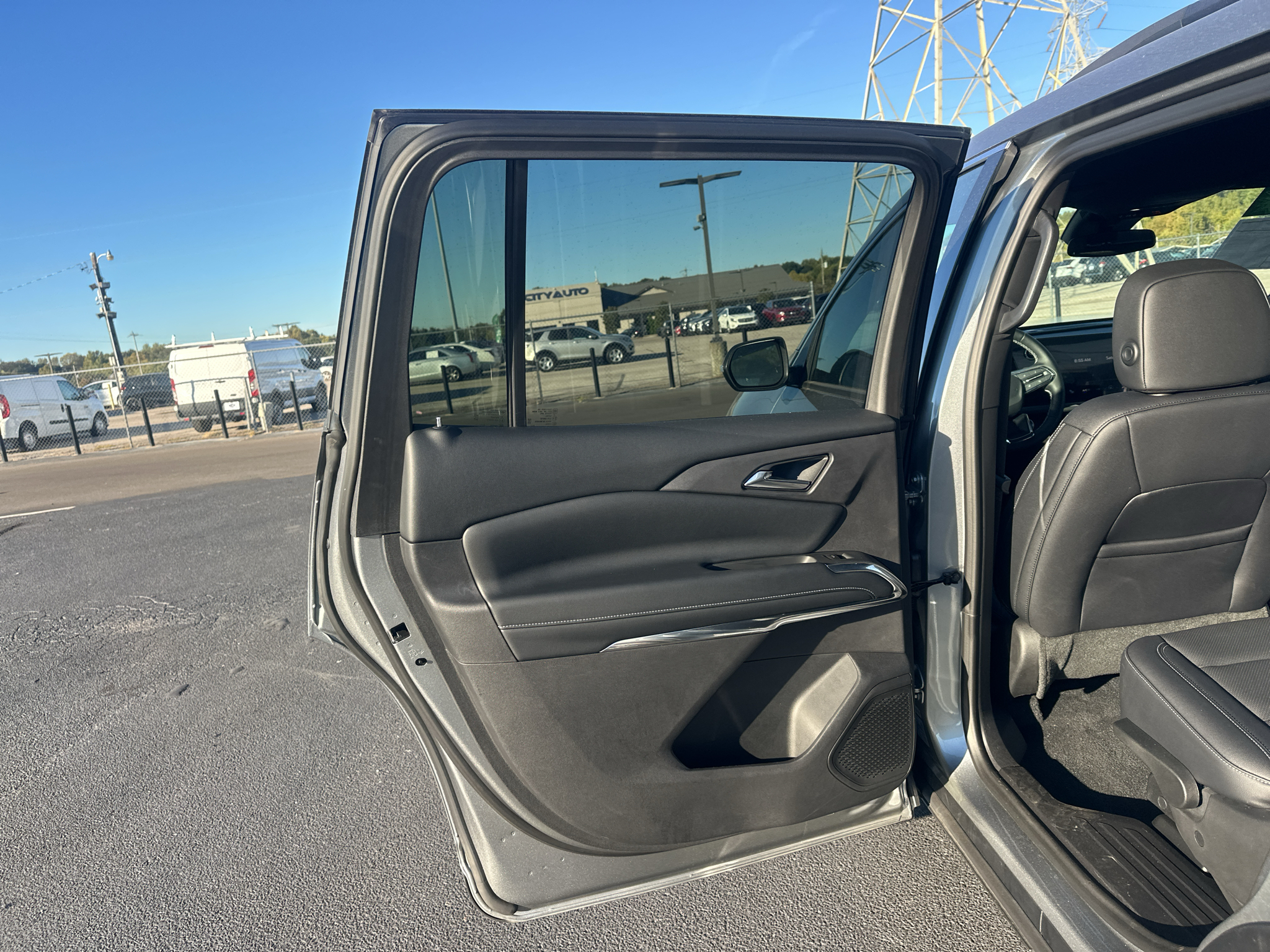 Vehicle photo 17
