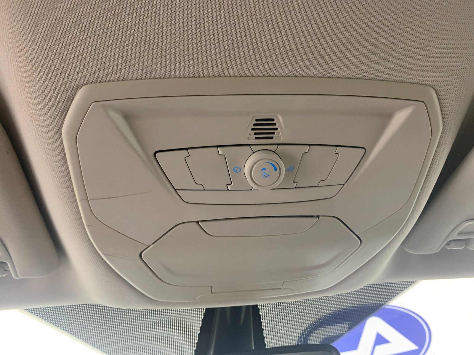 Vehicle photo 28