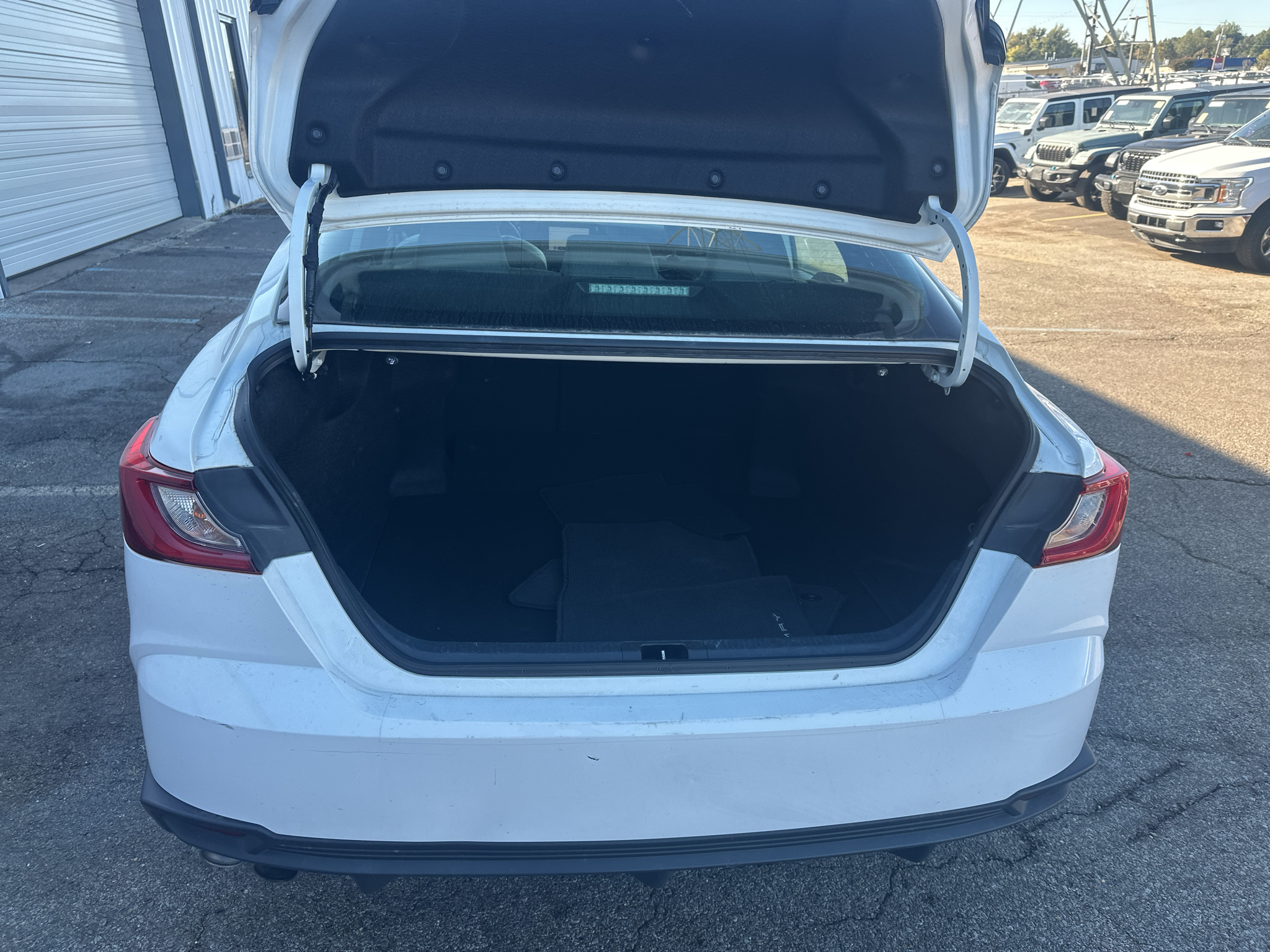 Vehicle photo 21
