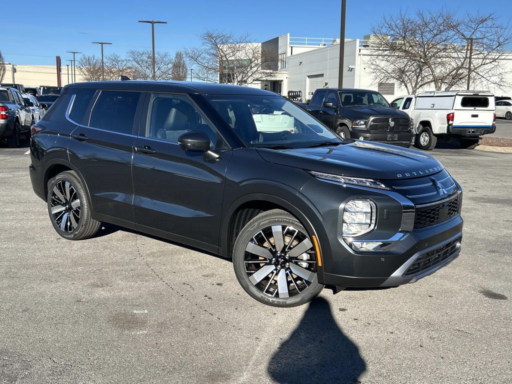 2026 Mitsubishi Outlander SE's photo