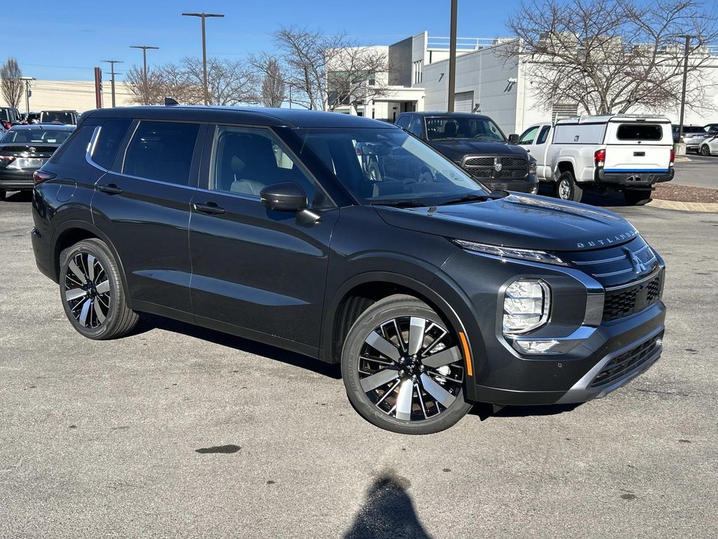 2026 Mitsubishi Outlander SE's photo