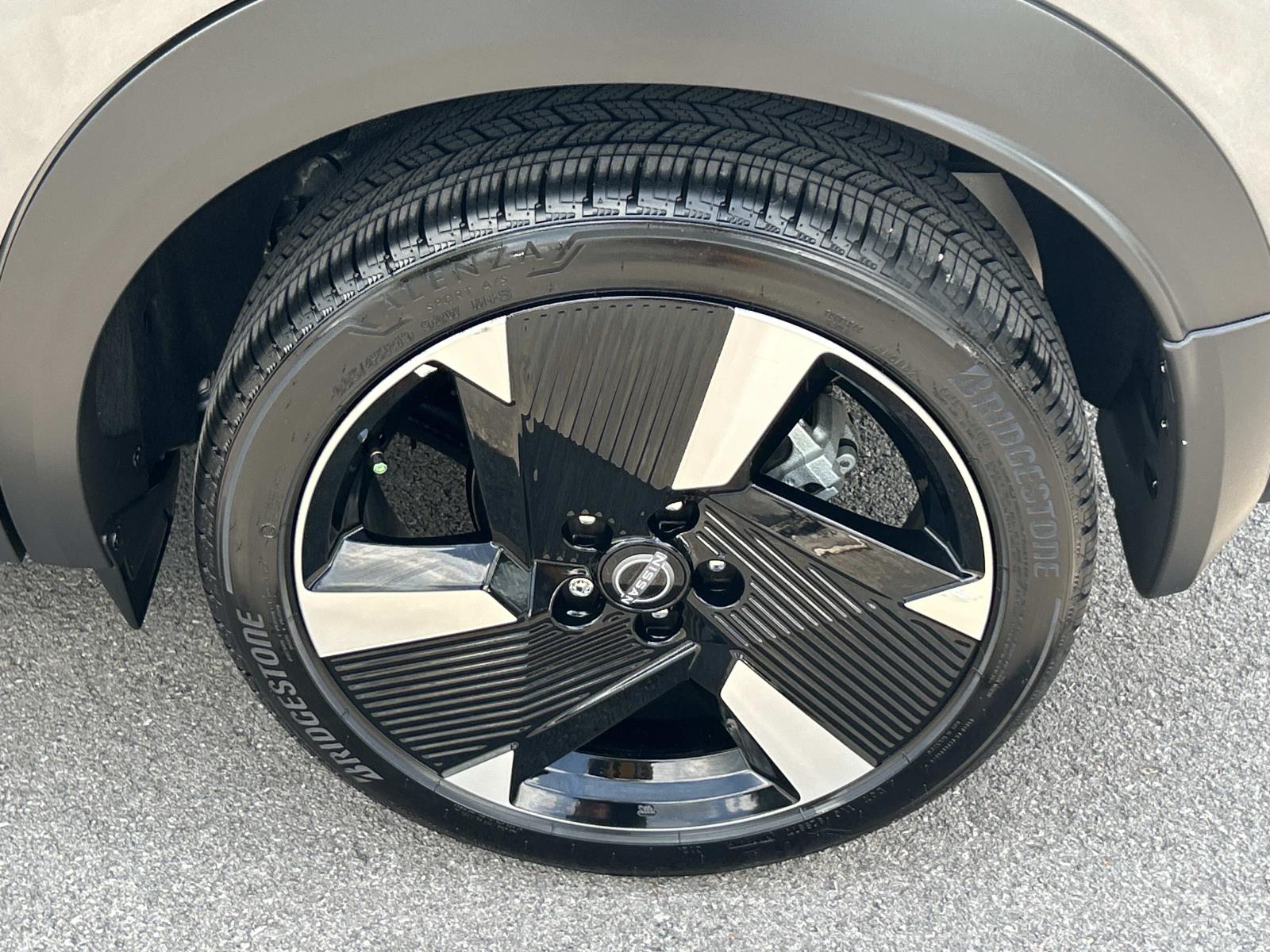 Vehicle photo 16