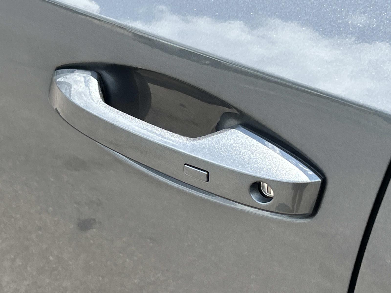 Vehicle photo 17