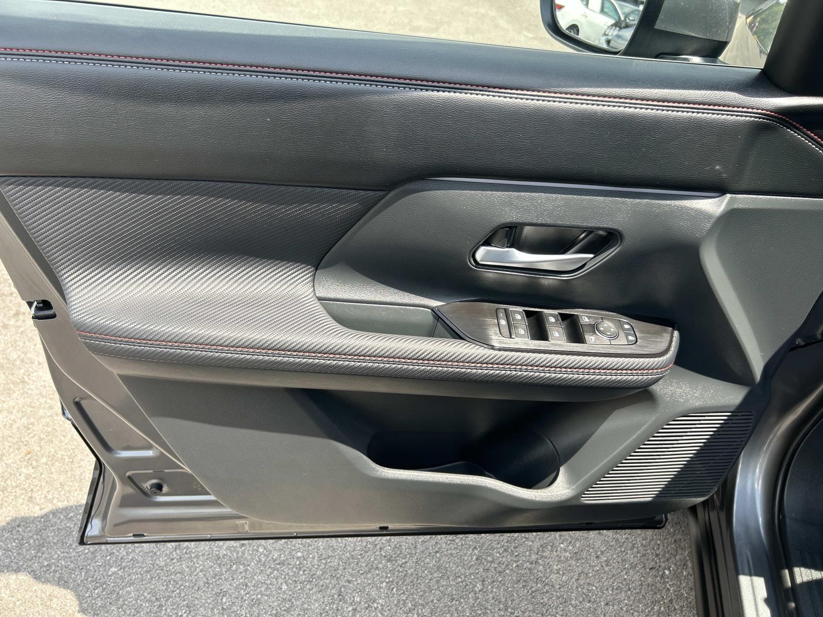 Vehicle photo 27