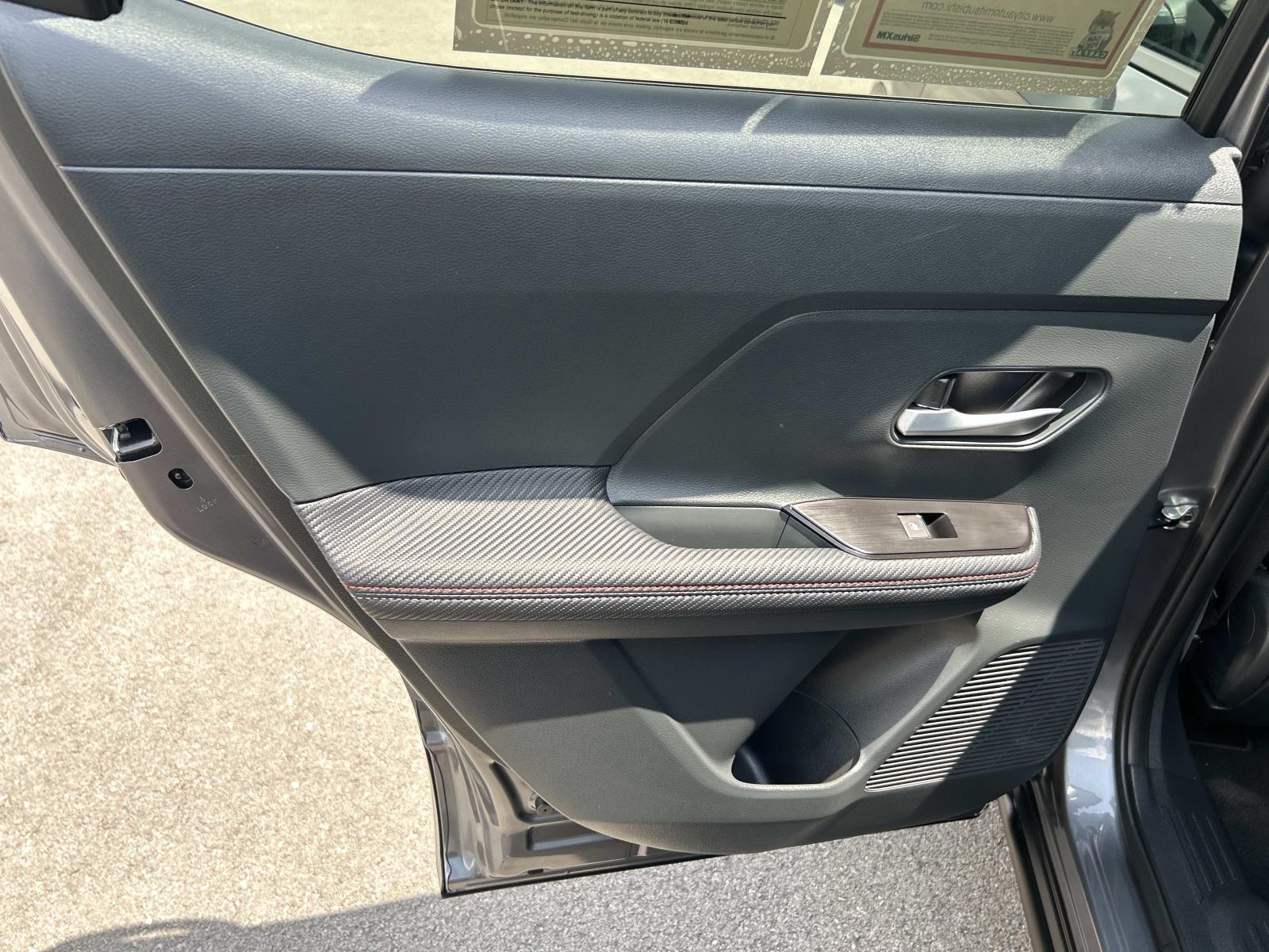 Vehicle photo 25