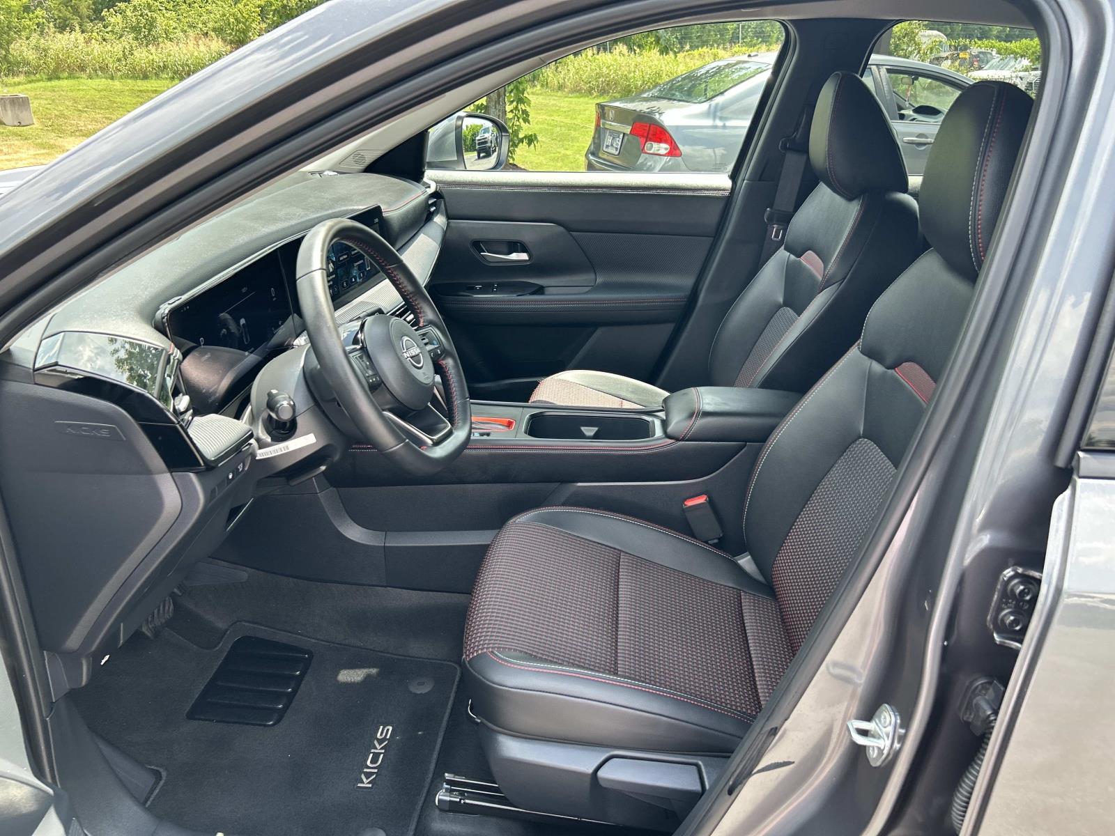 Vehicle photo 26