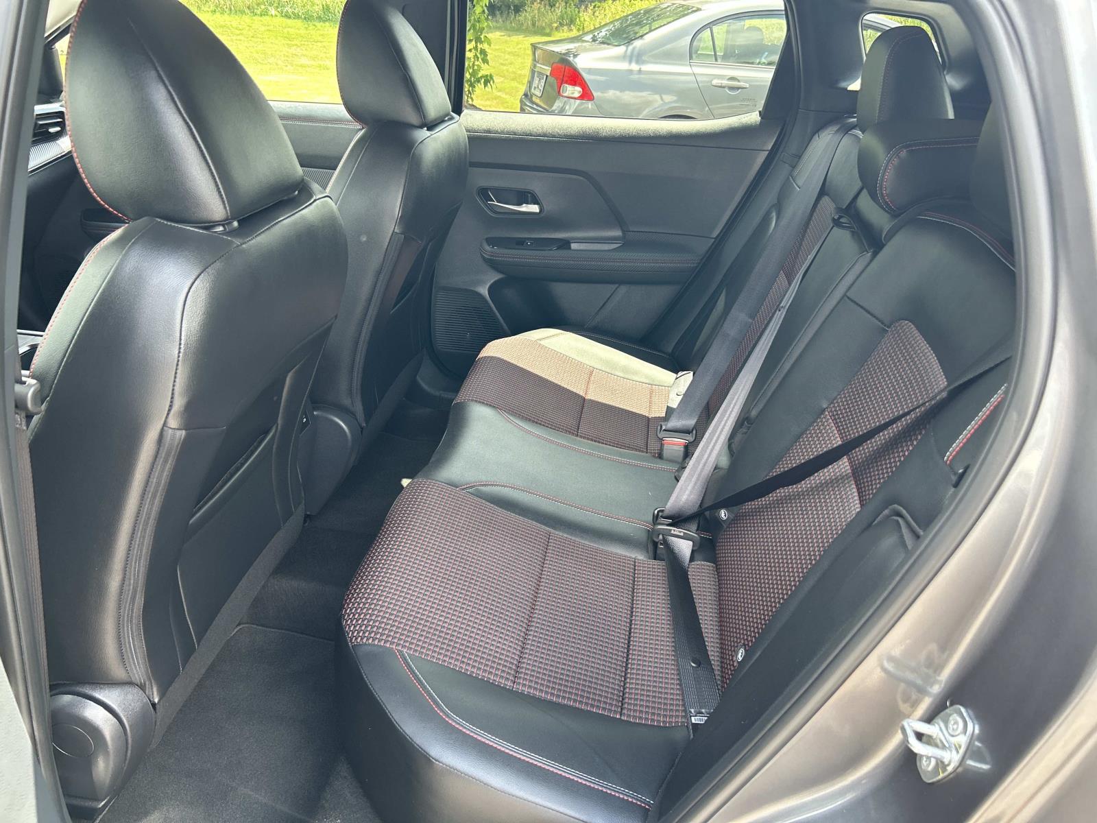 Vehicle photo 23