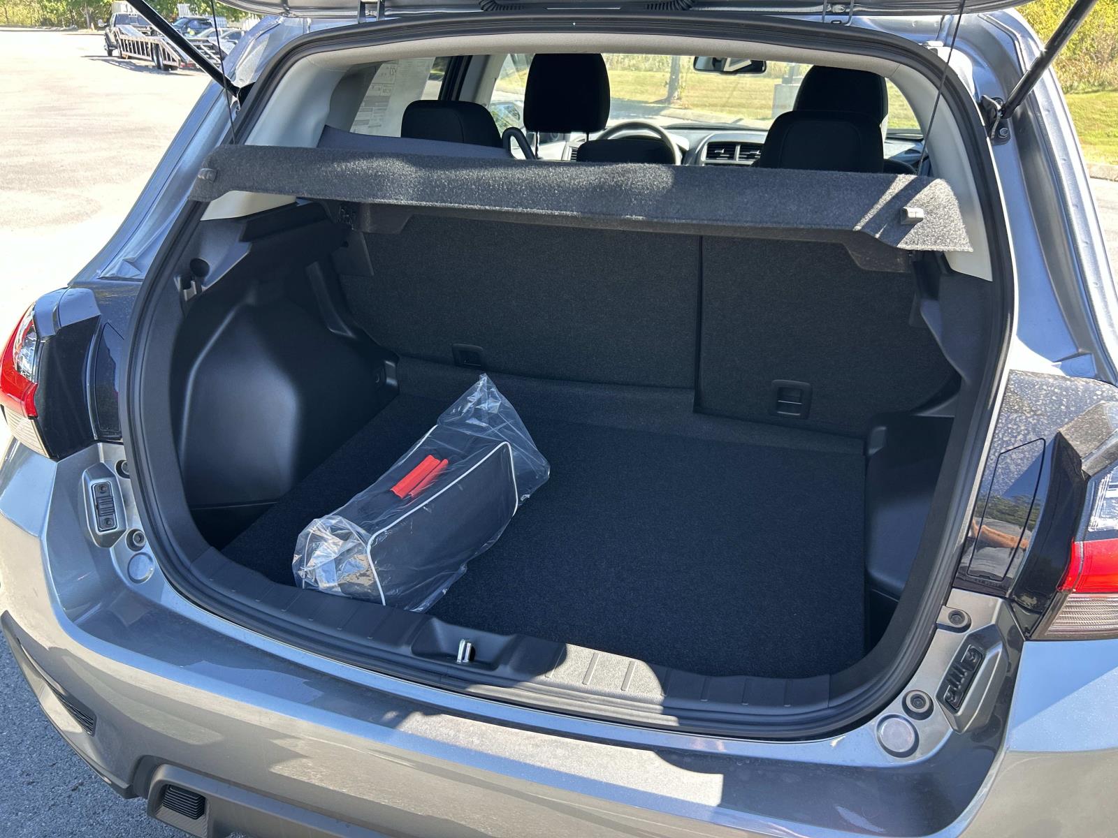 Vehicle photo 12