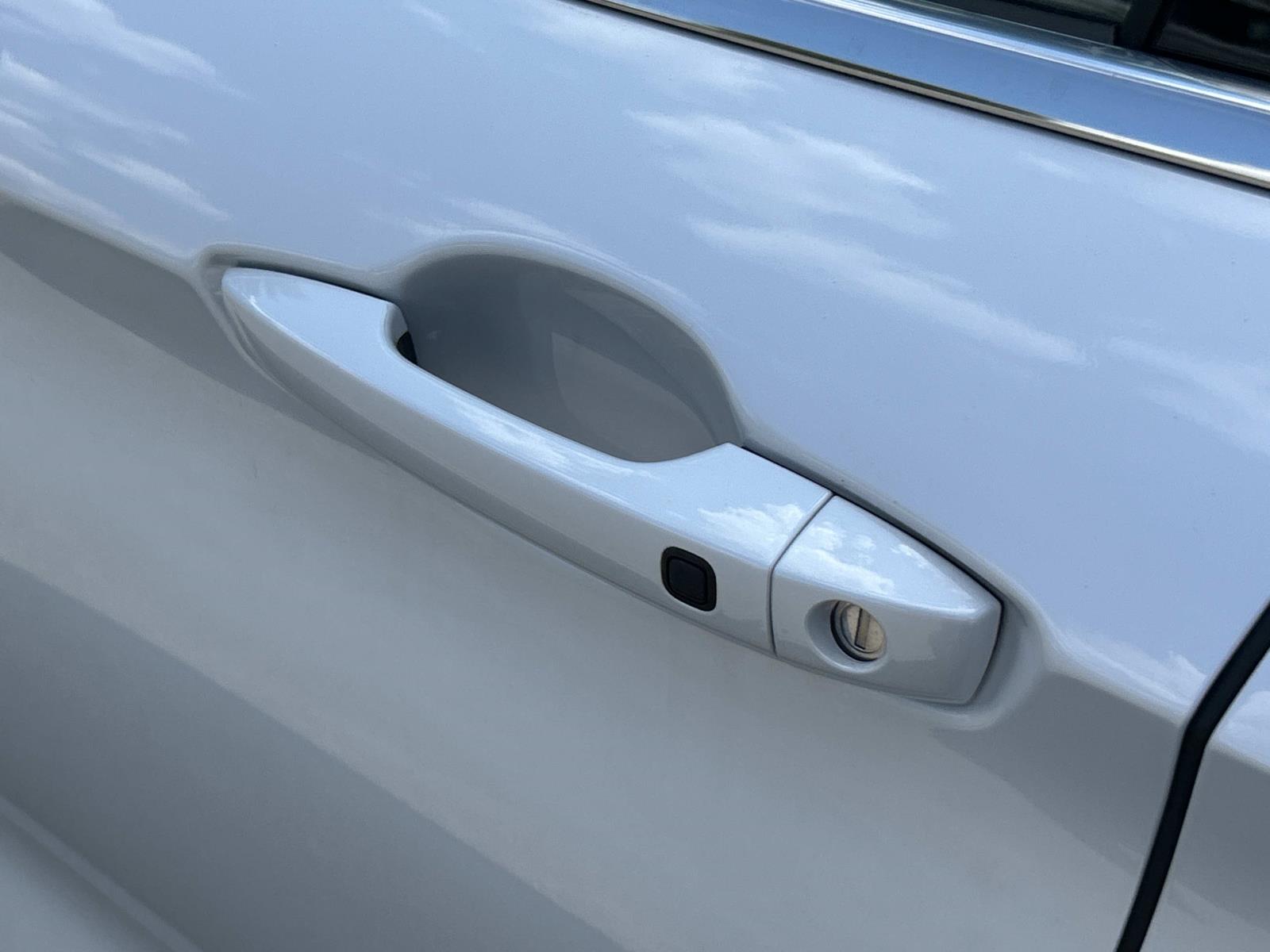 Vehicle photo 13