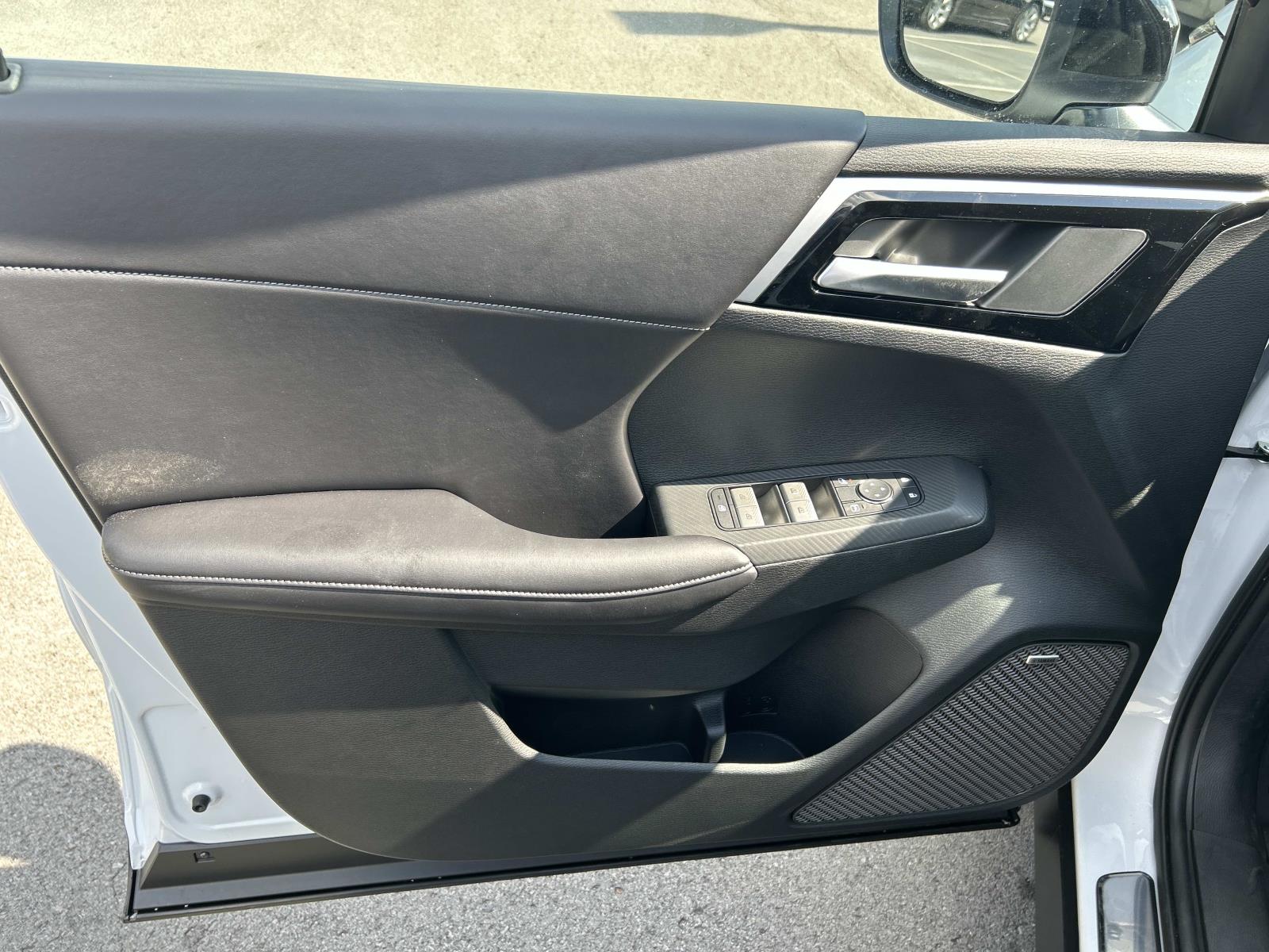 Vehicle photo 21