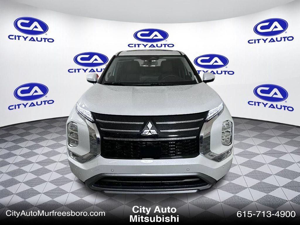 2025 Mitsubishi Outlander SE photo 2