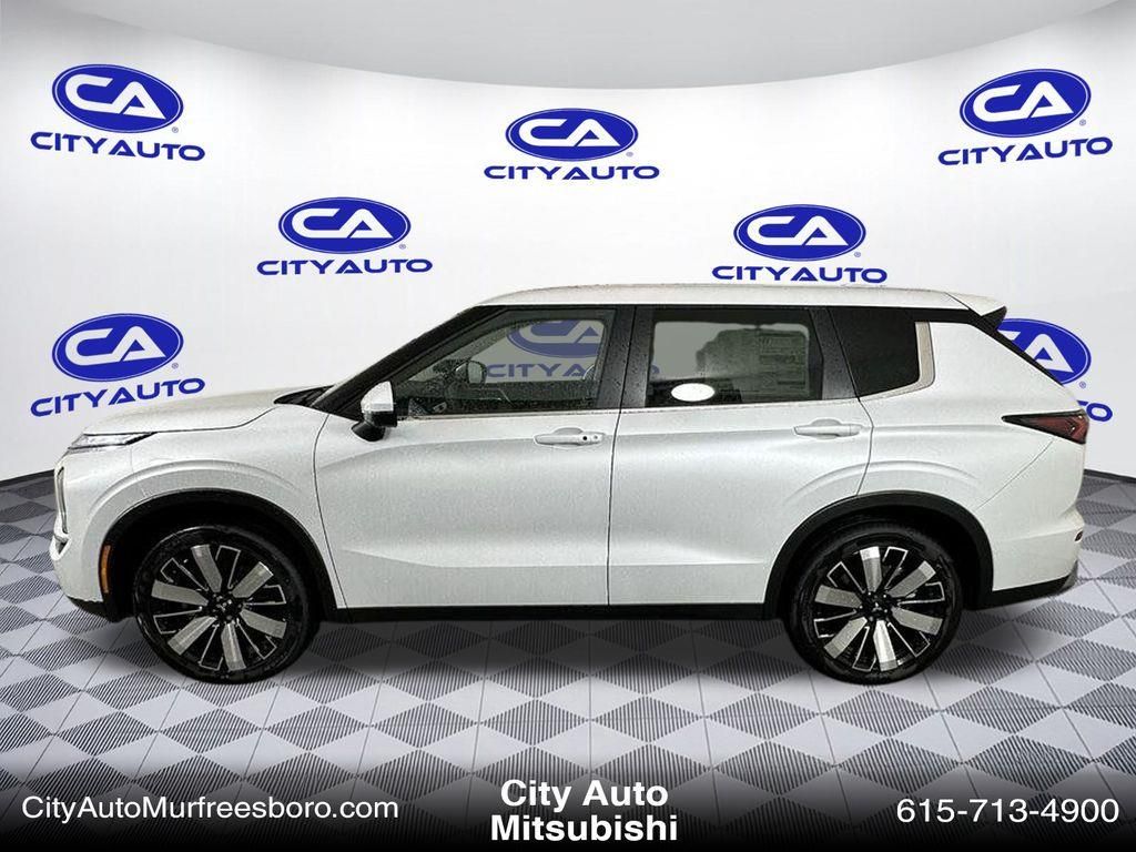 2025 Mitsubishi Outlander SE photo 4