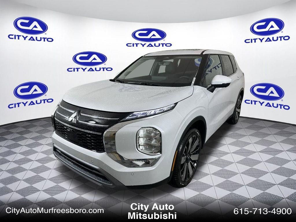 2025 Mitsubishi Outlander SE photo 3