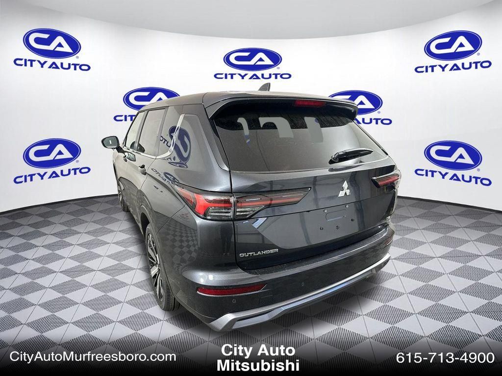 2025 Mitsubishi Outlander SE photo 4