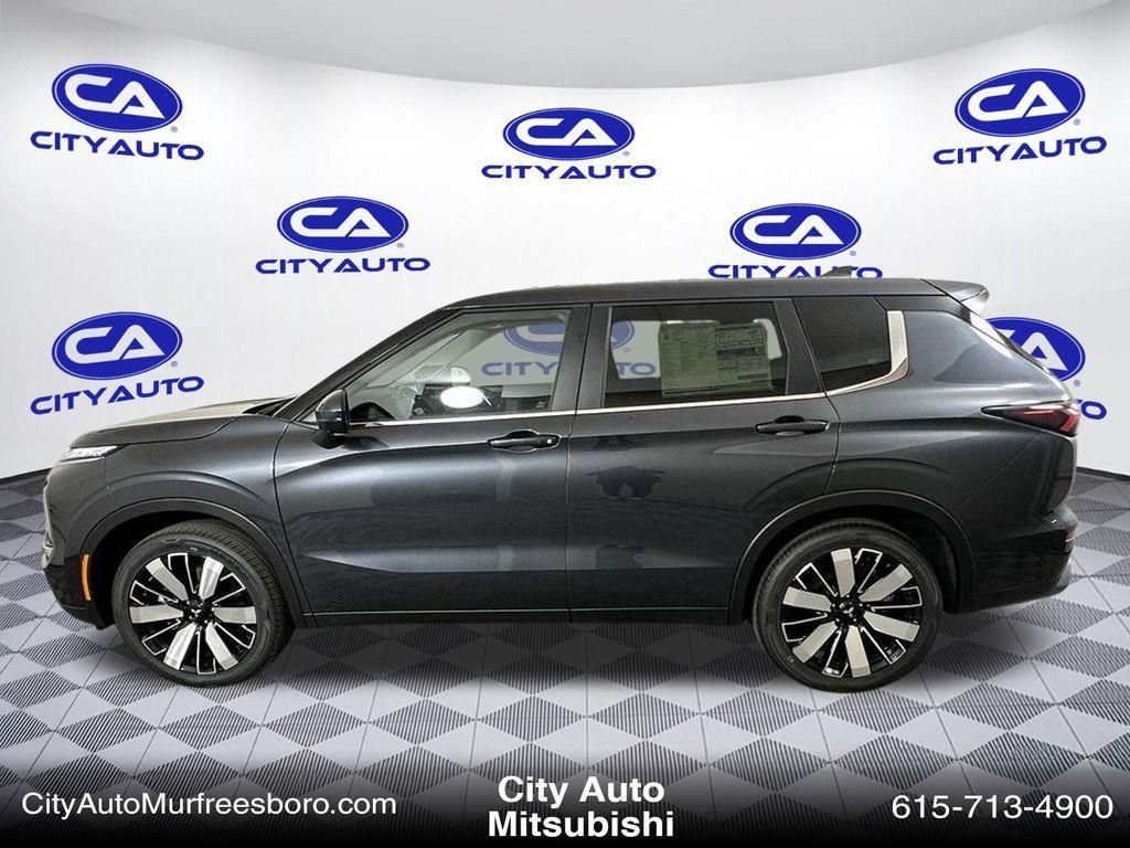 2025 Mitsubishi Outlander SE photo 3