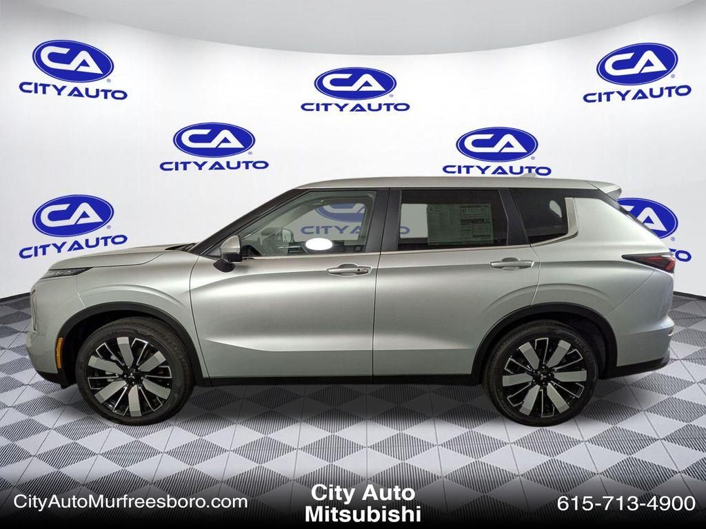 2025 Mitsubishi Outlander SE photo 4
