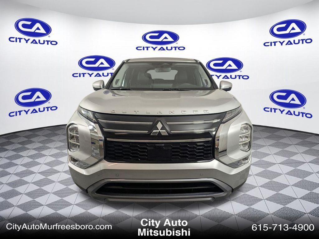 2025 Mitsubishi Outlander SE photo 2