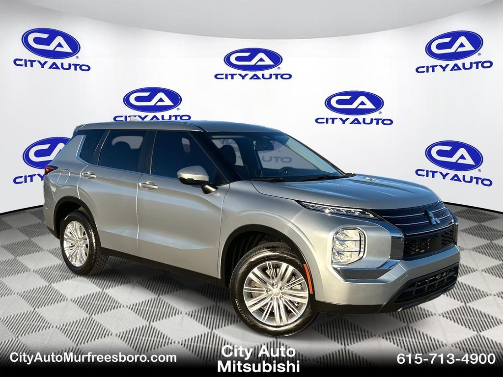 2024 Mitsubishi Outlander ES's photo