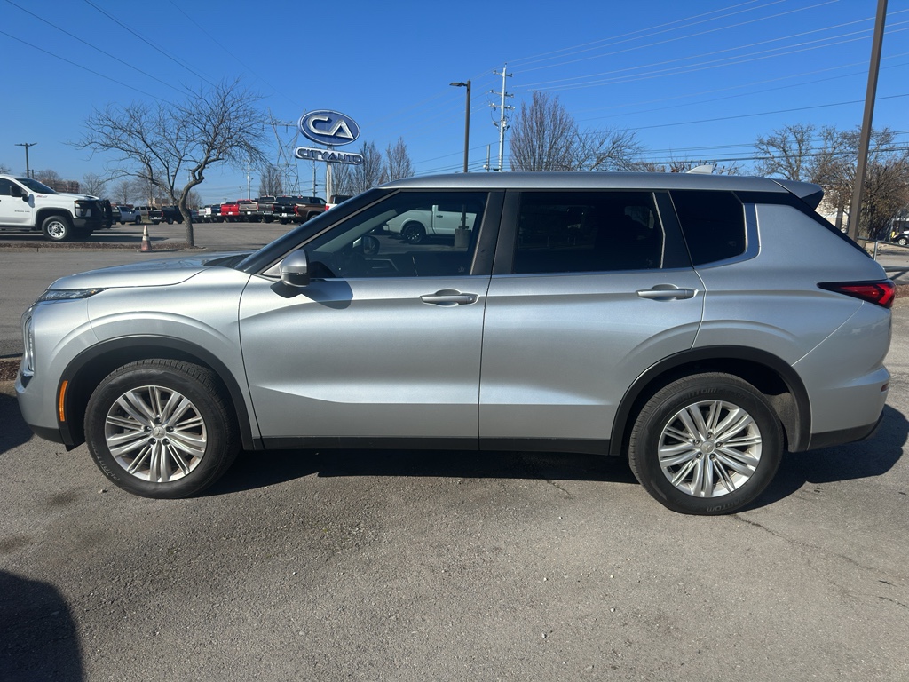 2024 Mitsubishi Outlander ES's photo