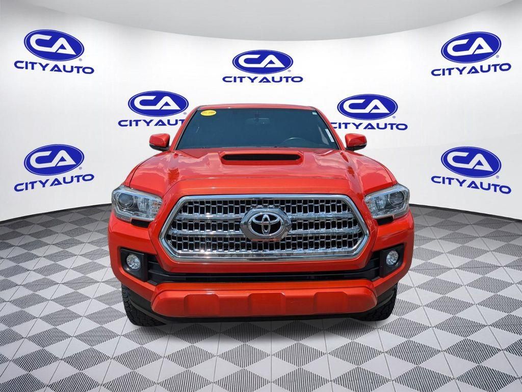 2017 Toyota Tacoma TRD Sport photo 4