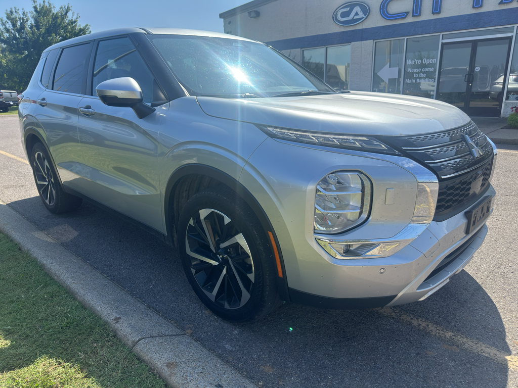 2022 Mitsubishi Outlander SE photo 2