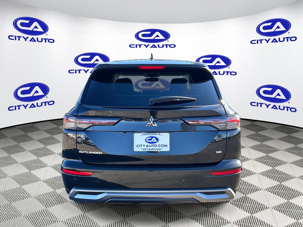 2025 Mitsubishi Outlander SE photo 2