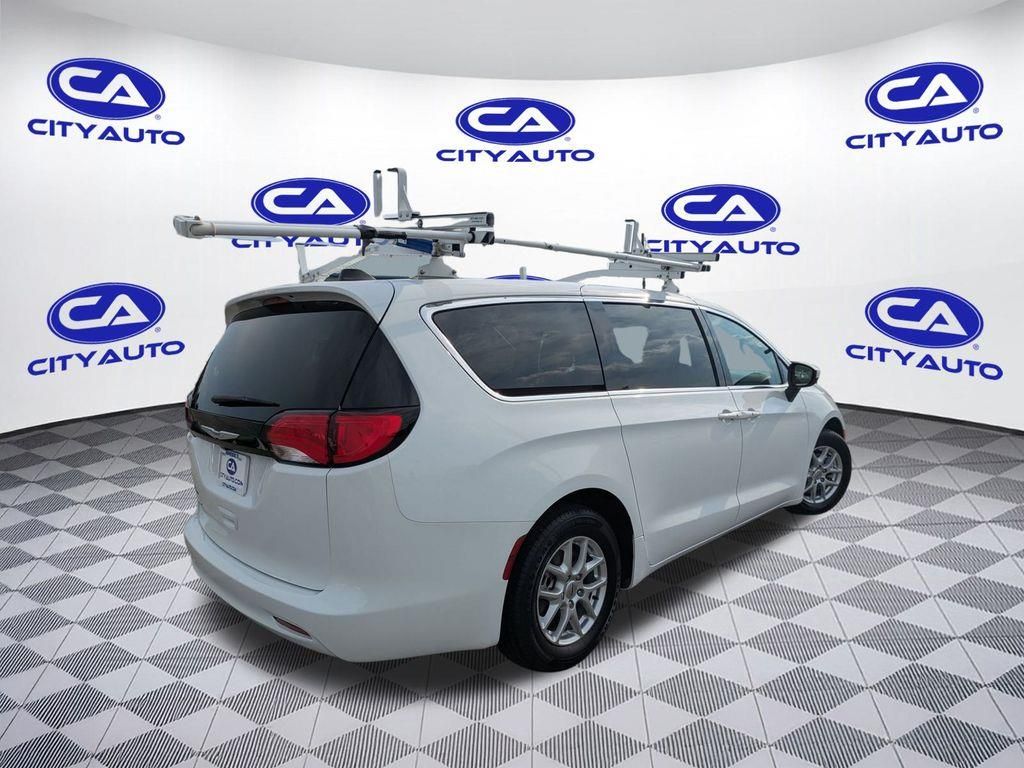 2022 Chrysler Voyager LX photo 7
