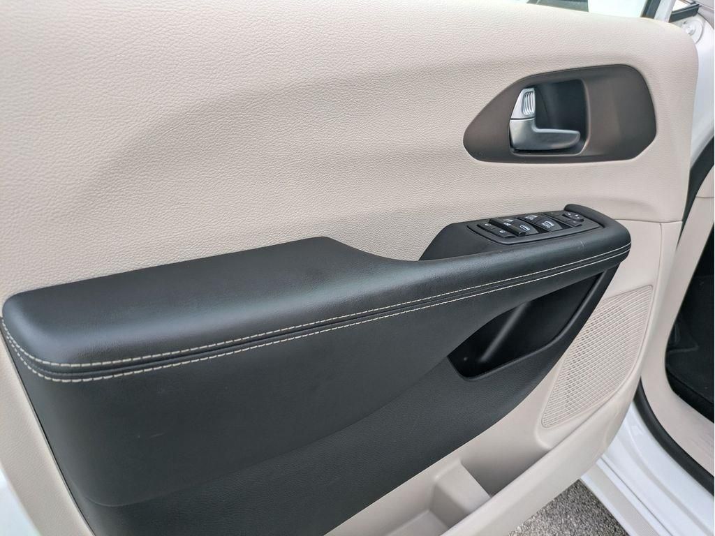 2022 Chrysler Voyager LX photo 11