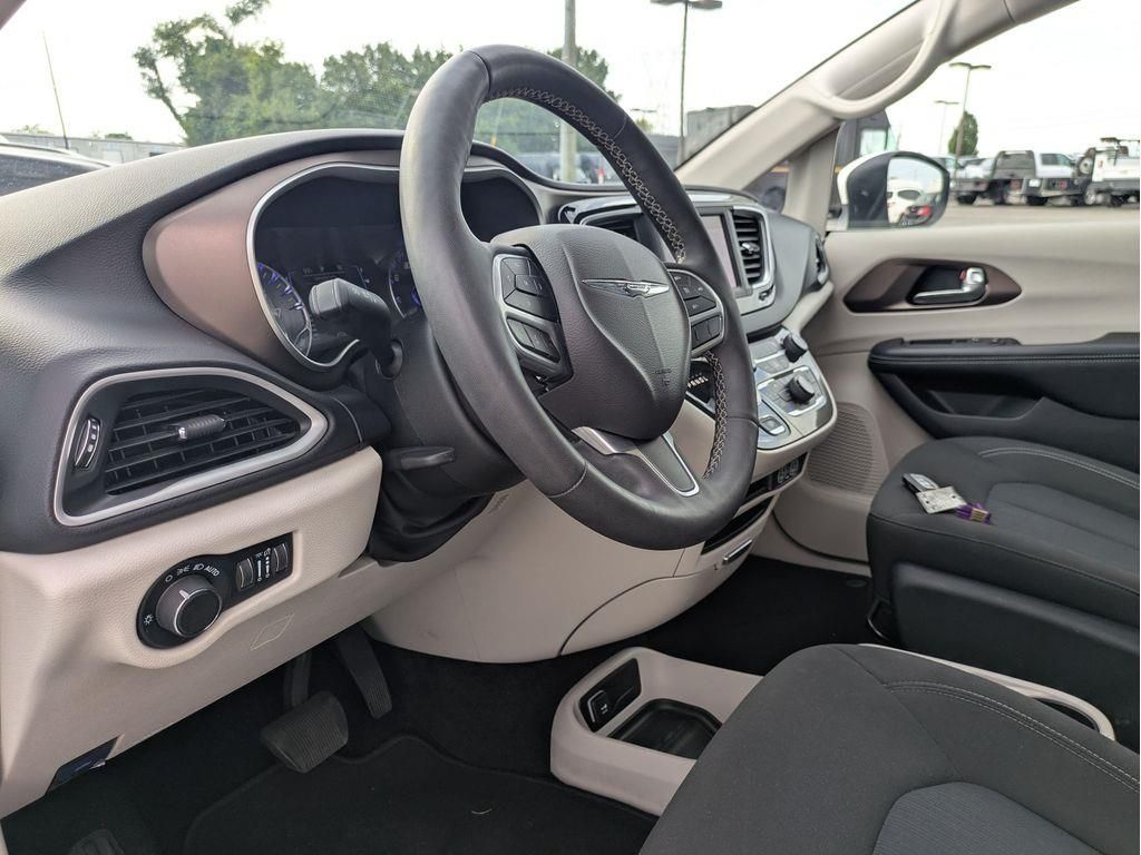 2022 Chrysler Voyager LX photo 14