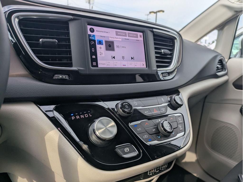 2022 Chrysler Voyager LX photo 21