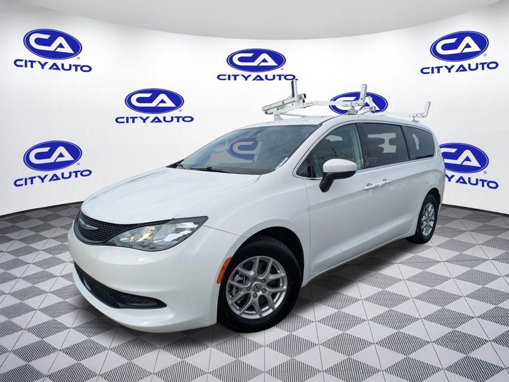 2022 Chrysler Voyager LX photo 3