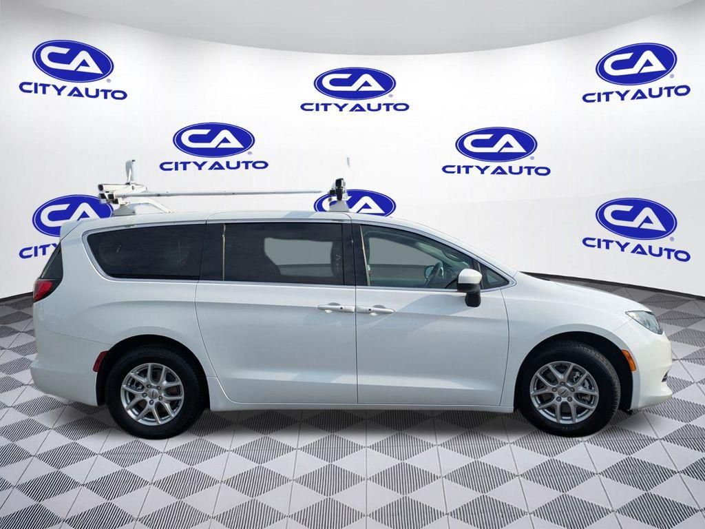 2022 Chrysler Voyager LX photo 8