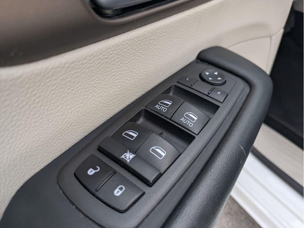 2022 Chrysler Voyager LX photo 12