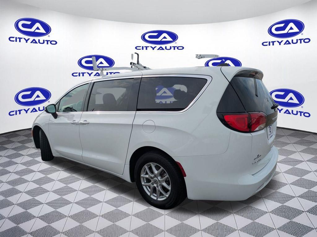 2022 Chrysler Voyager LX photo 5