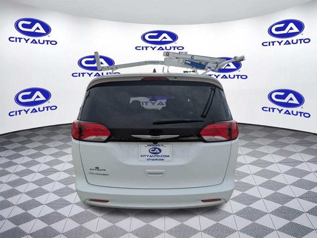 2022 Chrysler Voyager LX photo 6