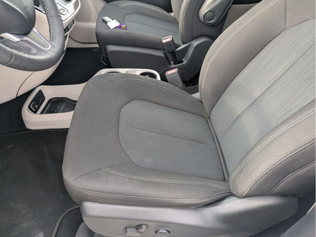 2022 Chrysler Voyager LX photo 13