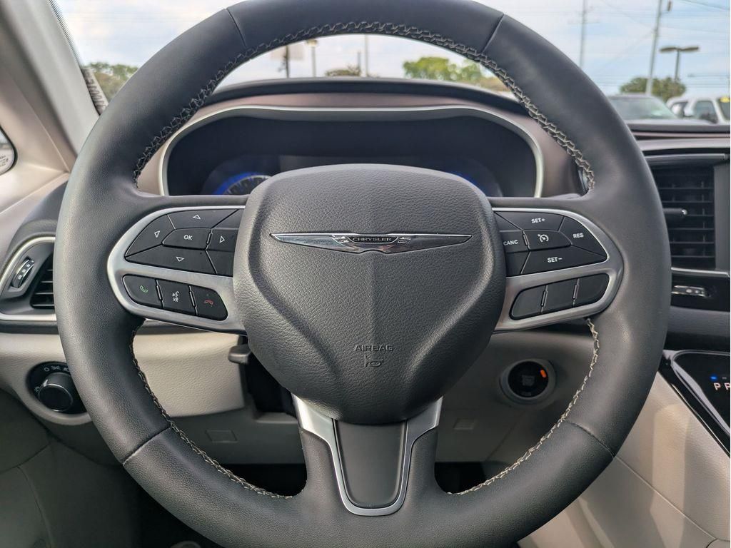 2022 Chrysler Voyager LX photo 15