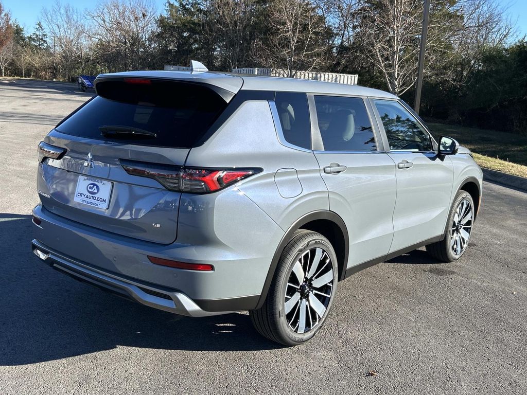 2025 Mitsubishi Outlander SE photo 3