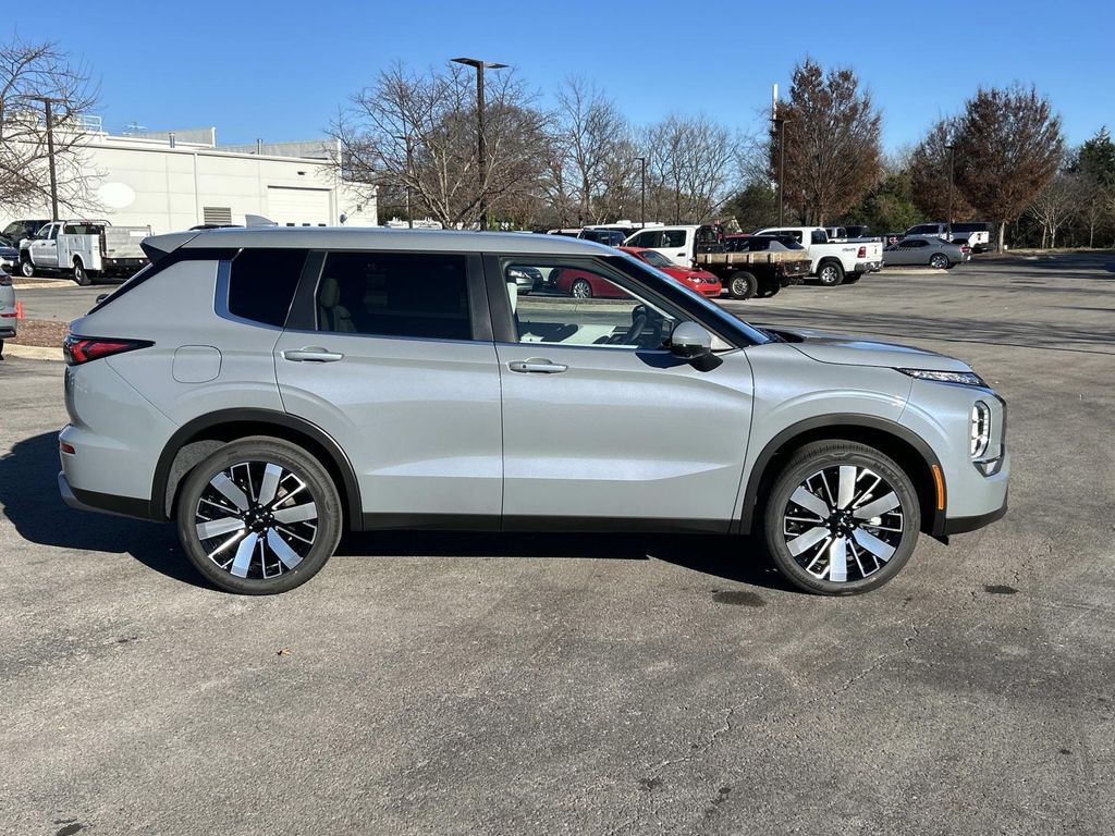 2025 Mitsubishi Outlander SE photo 2