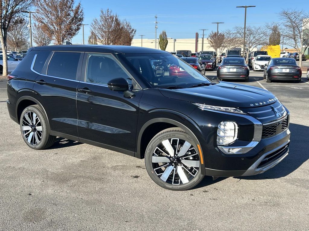 2025 Mitsubishi Outlander SE's photo