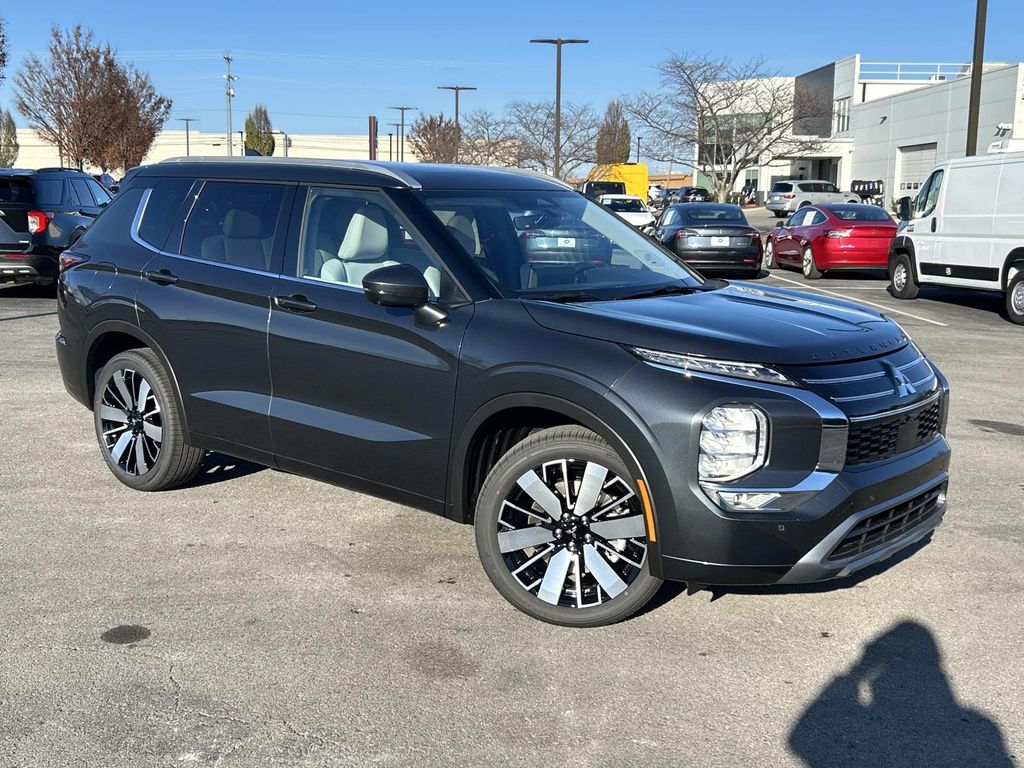 2025 Mitsubishi Outlander SEL's photo