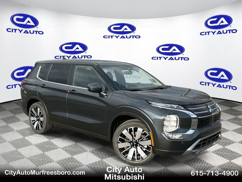 2026 Mitsubishi Outlander SE's photo
