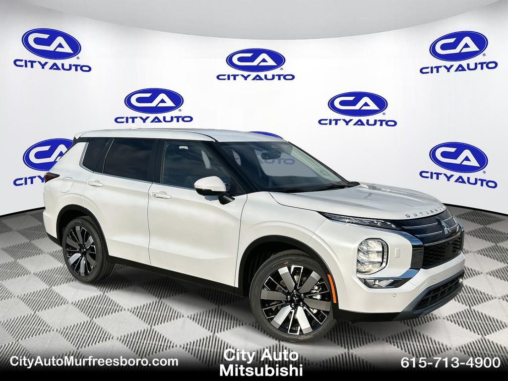 2026 Mitsubishi Outlander SE's photo