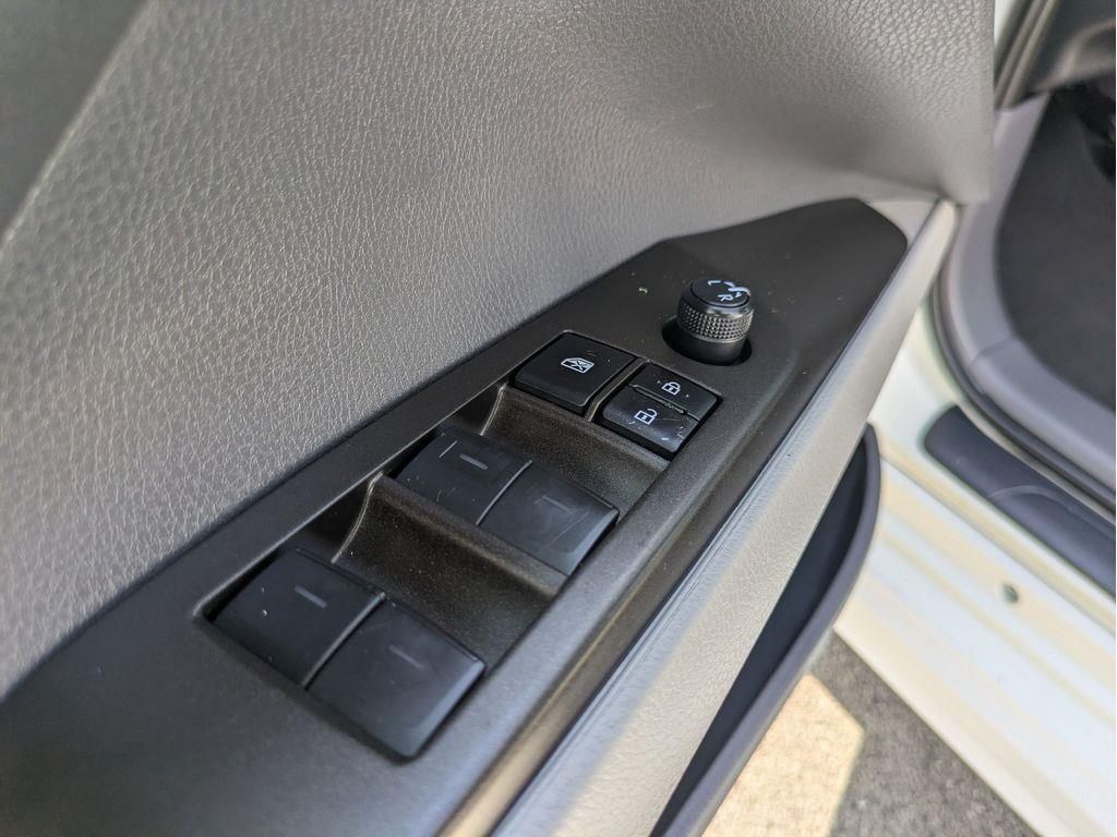 2023 Toyota Camry SE photo 13