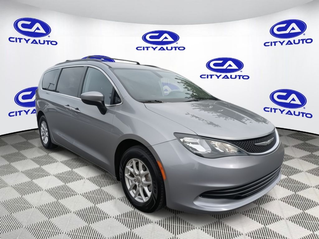 2017 Chrysler Pacifica LX photo 2