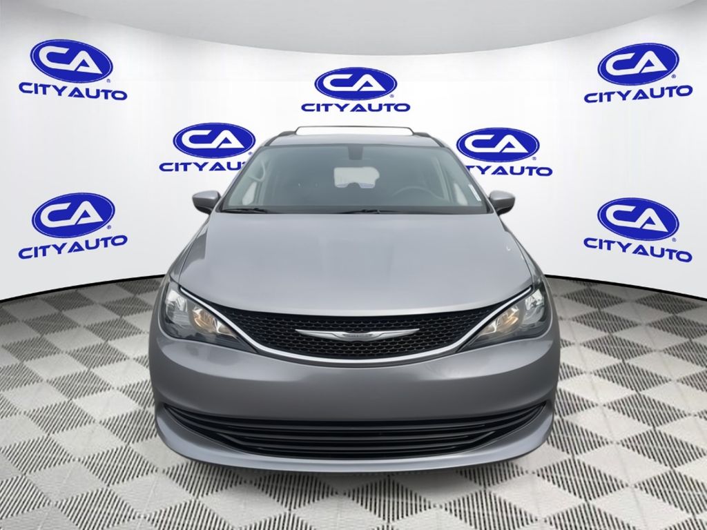 2017 Chrysler Pacifica LX photo 3